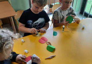 Dzieci tworzą jabłuszka z papieru